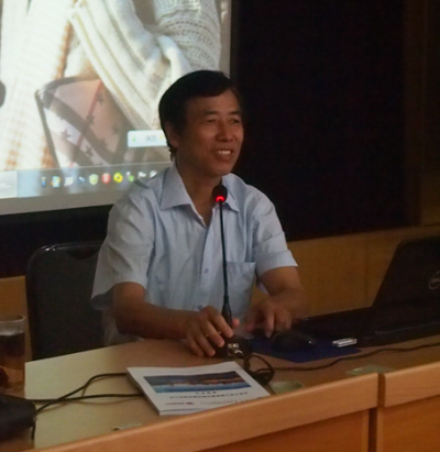 鐘朋榮老師授課