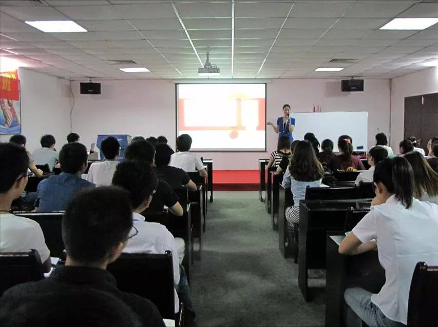 湖北華楚萬(wàn)家馬可波羅瓷磚儲(chǔ)備干部《銷售禮儀與客戶服務(wù)》培訓(xùn)