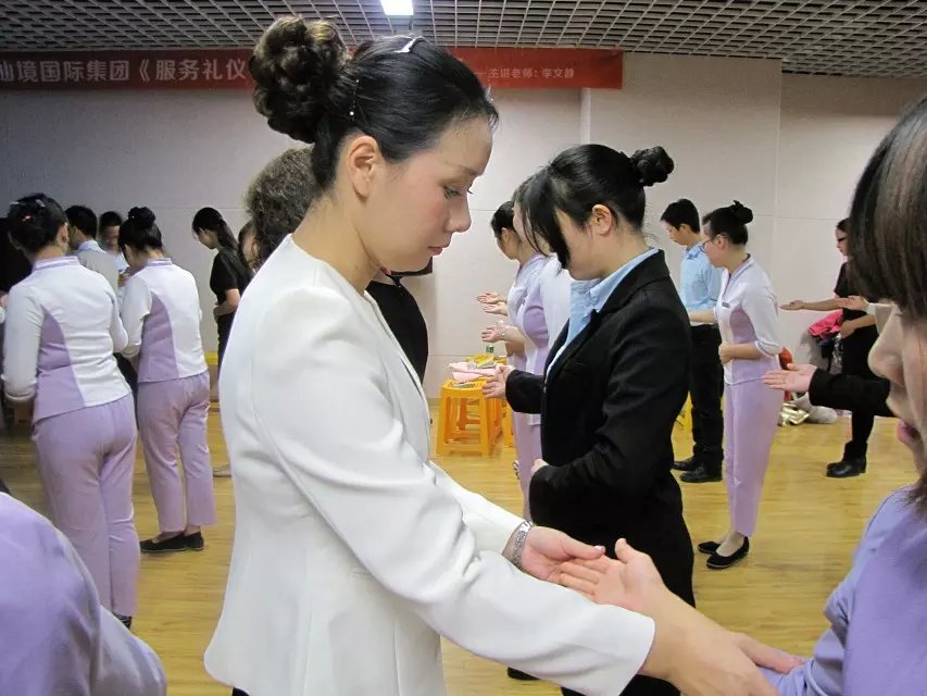 香港仙境國(guó)際集團(tuán)《服務(wù)禮儀與職業(yè)素養(yǎng)》培訓(xùn)